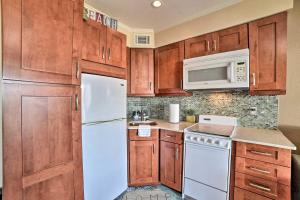 Resort-Style Condo with Balcony on North Beach!