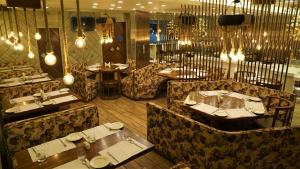 De Glance Hotel, Near Surat Railway Station