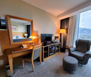 Standard King Room with Sea View - Non-Smoking room in Wyndham Grand İzmir Özdilek