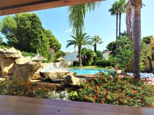 Villa with private pool and tennis court 150 metres from the sea-Villa el Olivo