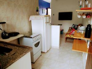 Kitnet com piscina em cond fechado a 200 m da praia com wi-fi