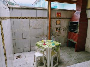 Kitnet com piscina em cond fechado a 200 m da praia com wi-fi