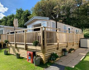 Lydstep Beach BayView 3-Bedroom Holiday Home