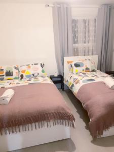 The Grove 7 Bedroom, 7 Showers, 8 Beds, 8 toilets Beautiful House