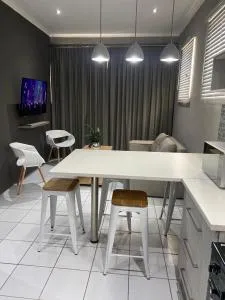 Adventure Apartment - Colchester - 5km from Elephant Park - Cannonvale