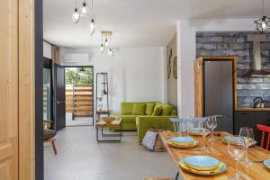 Iron Villas - Nefeli & Oniros