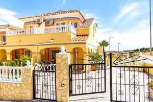 Fabulous 3 Bed House with 4 communal pools - Villacosta