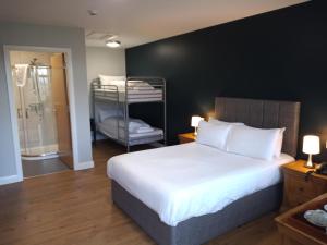 Quadruple Room room in Standing Stones Lodge