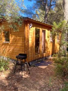 Chalets Chalet d'une chambre avec piscine partagee et jardin amenage a Cornillon Confoux : photos des chambres