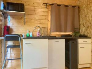 Chalets Chalet d'une chambre avec piscine partagee et jardin amenage a Cornillon Confoux : photos des chambres