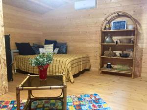 Chalets Chalet d'une chambre avec piscine partagee et jardin amenage a Cornillon Confoux : photos des chambres