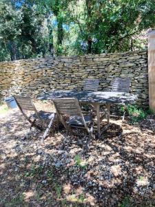 Chalets Chalet d'une chambre avec piscine partagee et jardin amenage a Cornillon Confoux : photos des chambres