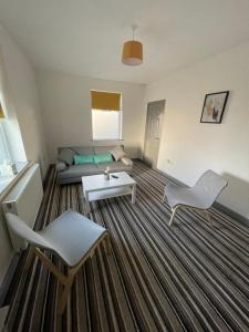 Modern 3 bed home, Free Parking, Free Netflix and WIFI