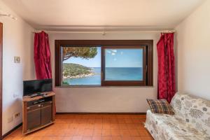 Accu is Prezzus C fronte mare