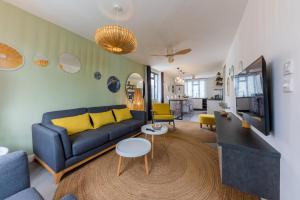 Les Cerisiers Beach Residence, Cosy and Modern 3 bedroom apartment located 50 metres from the beach and fromamenities and restaurants on the coastal road