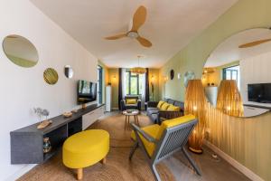 Les Cerisiers Beach Residence, Cosy and Modern 3 bedroom apartment located 50 metres from the beach and fromamenities and restaurants on the coastal road