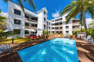 Les Cerisiers Beach Residence, Cosy and Modern 3 bedroom apartment located 50 metres from the beach and fromamenities and restaurants on the coastal road