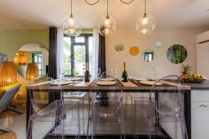 Les Cerisiers Beach Residence, Cosy and Modern 3 bedroom apartment located 50 metres from the beach and fromamenities and restaurants on the coastal road