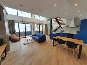 George Snow Apartments in New Gudauri - fireplace, 50m to Gondola lift