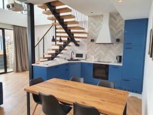 George Snow Apartments in New Gudauri - fireplace, 50m to Gondola lift