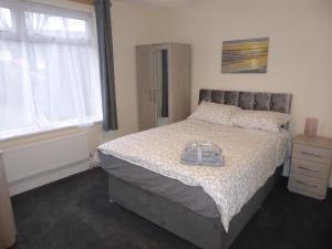 Modern 6-Bed-Groups-Contractors onsite Parking Vans-Cars