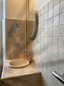 B&B / Chambres d'hotes Suite Royale- SPA - Jacuzzi - Sauna - Massage - 2 Double Rooms - 4 SAISONS - Piscine Chauffee Toute l'annee - POOL VIEW - Heated POOL -800m City Centre : photos des chambres