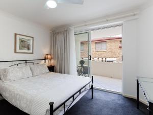 Seashells, 1,21-23 Magnus Street - Unit with air con, wi-fi, complex pool and lift