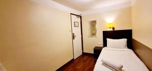 Hotels Hotel de France 18 : Chambre Simple avec Salle de Bains Commune