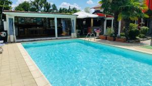 Familienzimmer mit Poolblick