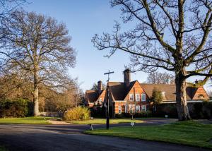 Blackheath Lane, Guildford GU5 0RF, England.