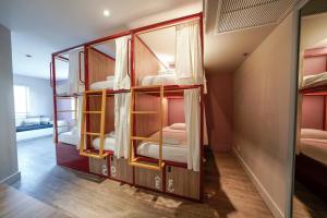 Bed in 6-Bed Dormitory Room room in Stiles Hotel