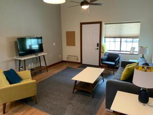 Stylish ground level apartment close to everything