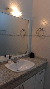 Acolhedora casa de praia em condomínio fechado à beira mar