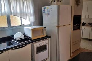 Acolhedora casa de praia em condomínio fechado à beira mar