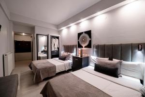 Quadruple Room room in Lingos Hotel