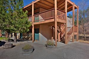 Condo with Mtn Views and Balcony, 2 Mi to Lake!