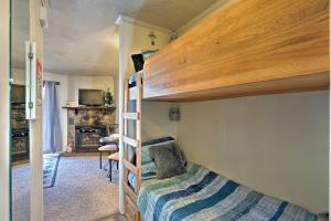 Condo with Mtn Views and Balcony, 2 Mi to Lake!