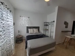 Aguadilla Surfers Lair apt with AC Wifi 8 minute walk to Crashboat beach - Camaceyes