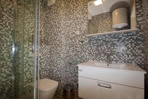 Apartments by the sea Makarska - 19145