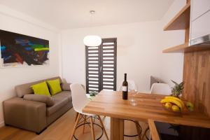 Apartments by the sea Makarska - 19145