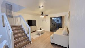 Comfortable Townhome 2BR 1-5BA - Near UF & Shopping Dining