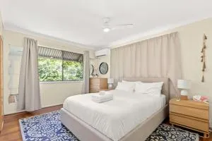 KOZYGURU ALBION CHARMING HOUSE WITH 3 BEDROOM PARKING -QAL035 - Брисбен