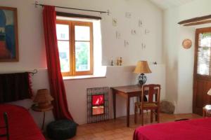 Maison charmante à Saint-Georges-de-Luzençon avec jacuzzi