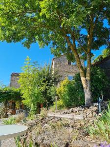 Maison charmante à Saint-Georges-de-Luzençon avec jacuzzi