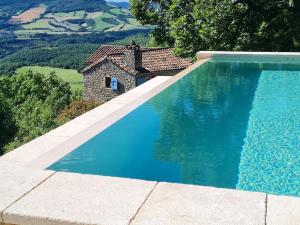 Maison charmante à Saint-Georges-de-Luzençon avec jacuzzi