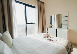 Nasma Luxury Stays - Elegant Condo With City Views And Dubai Skyline