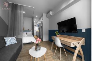 Big Apple #5, Nilie Hospitality MGMT