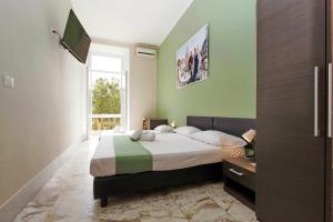 Dreibettzimmer mit Gartenblick