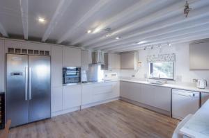 Stormy Castle - 6 Bedroom Sleeps 14 - Llangennith