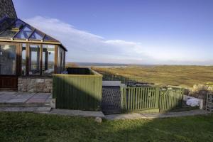 Stormy Castle - 6 Bedroom Sleeps 14 - Llangennith
